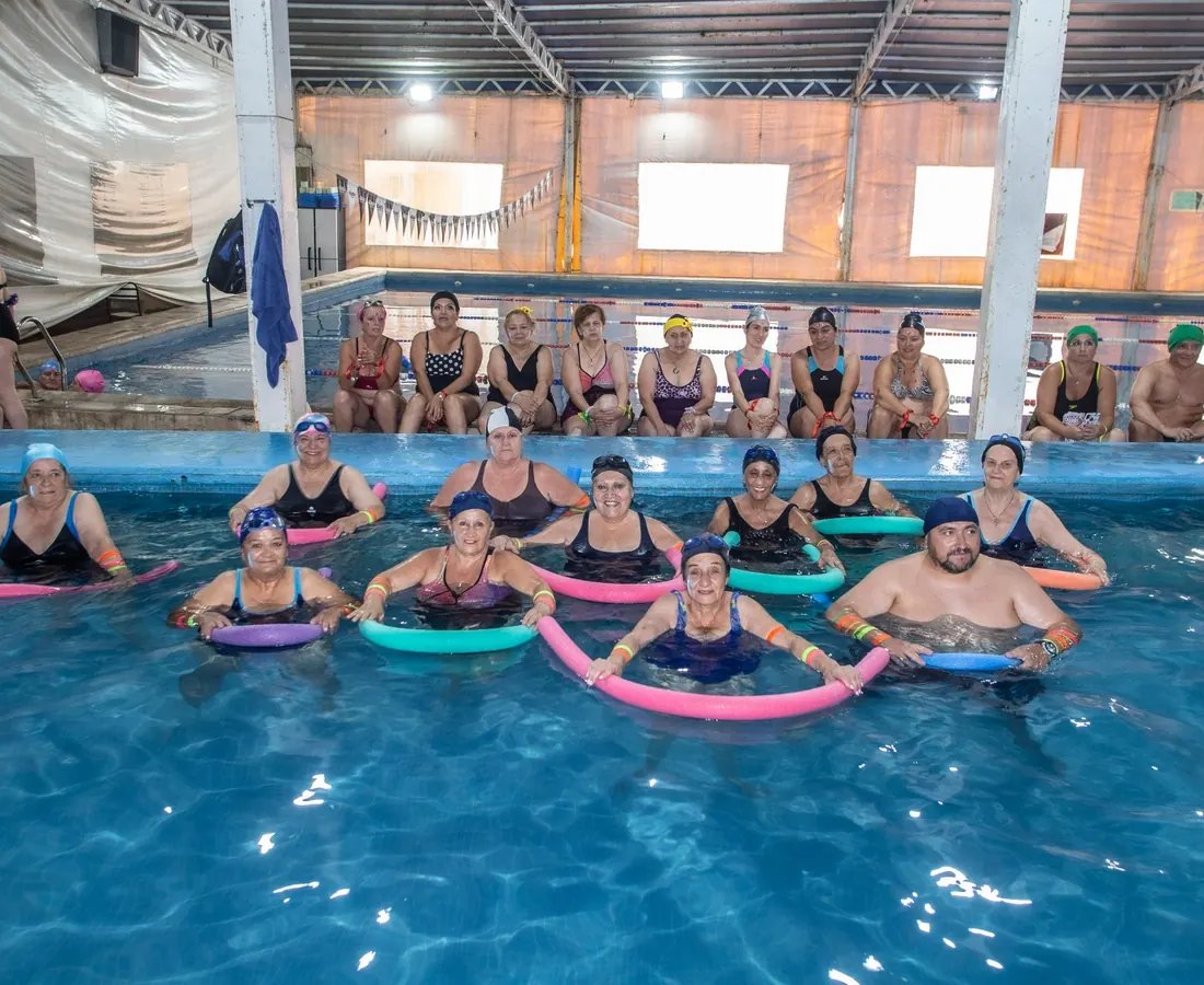 Clase de aquagym para adultos en Acuática Natación y Salud