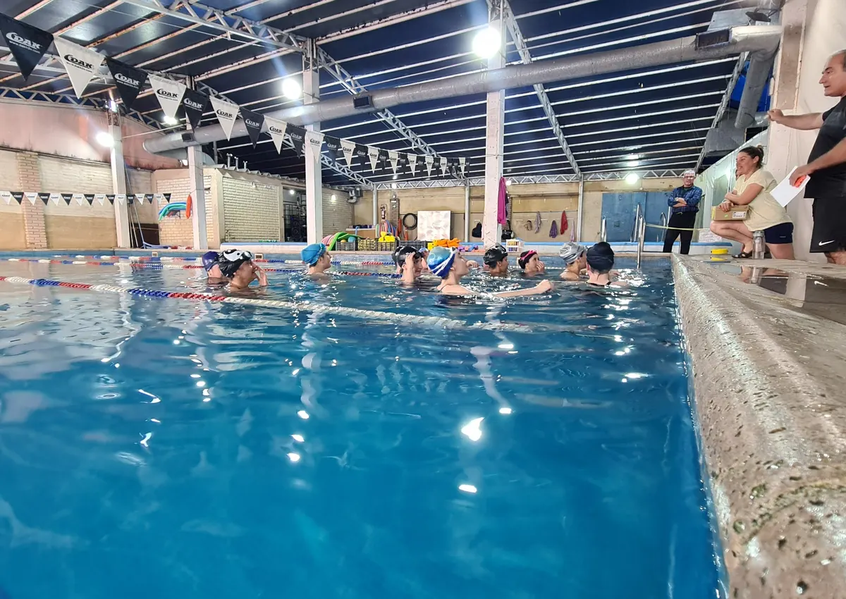 Clase de natación guiada por profesores en Acuática Natación y Salud